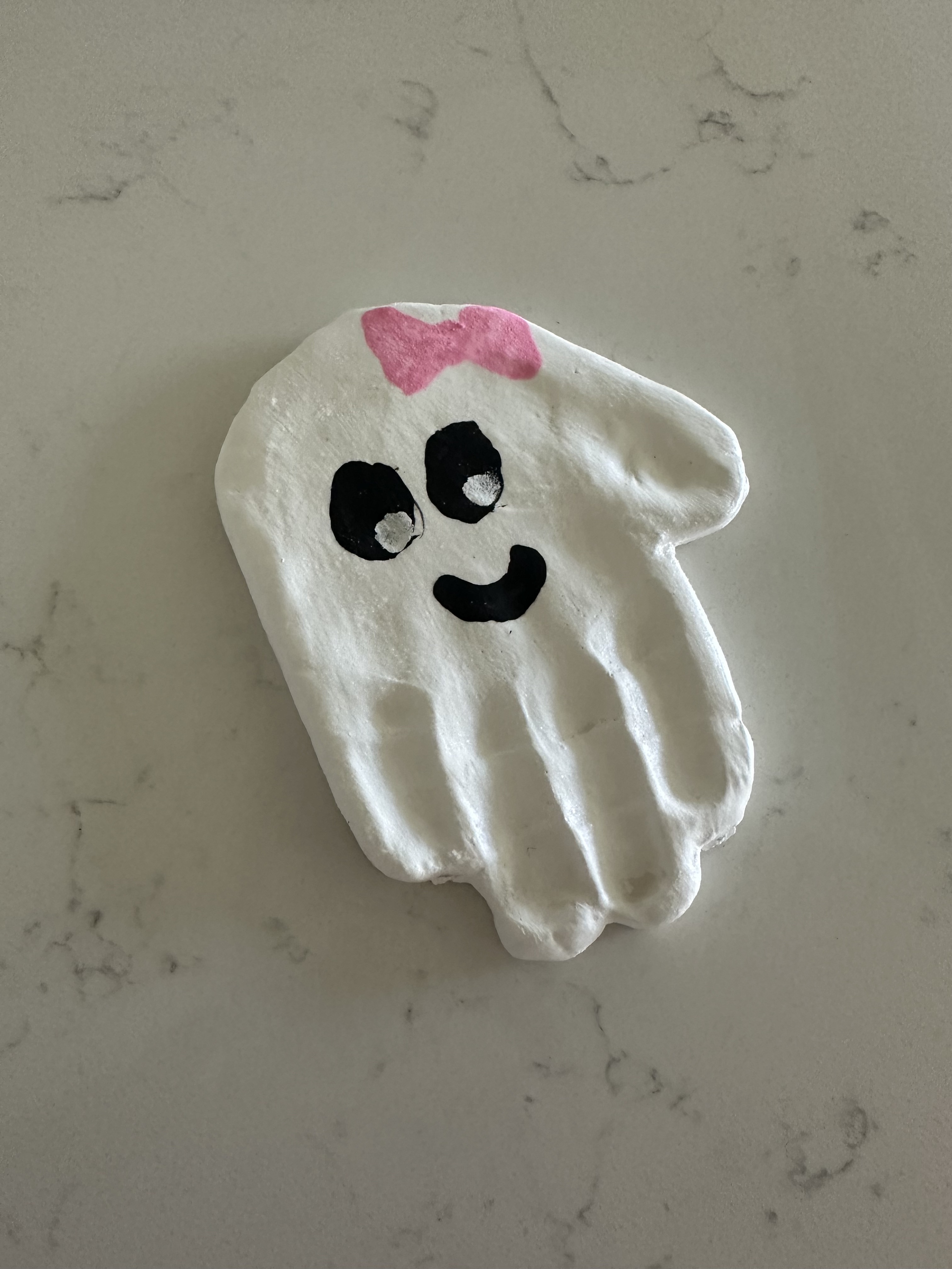 Halloween ghost handprint keepsake. A cute way to keep the memory of your toddlers Halloween. Easy, DIY, Cheap, At home.